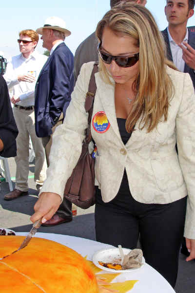 alanna_cake.jpg (123714 bytes)