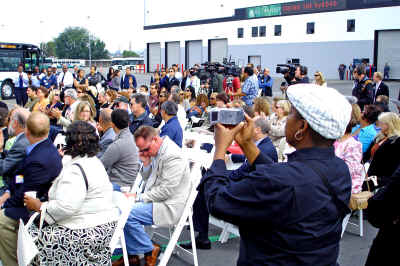 crowd.jpg (145920 bytes)