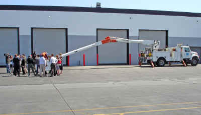 pge_buckettruck.jpg (107795 bytes)